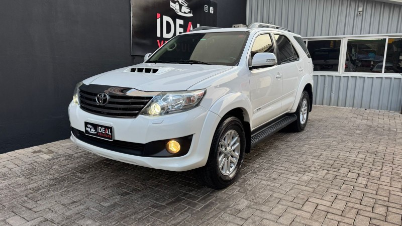 TOYOTA SW4 SRV 4X4 7 LUGARES 3.0 TURBO INTERCOOLER 16V /2015 IDEAL VEÍCULOS LAJEADO / Carros no Vale