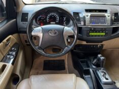 TOYOTA SW4 SRV 4X4 7 LUGARES 3.0 TURBO INTERCOOLER 16V /2015 IDEAL VEÍCULOS LAJEADO / Carros no Vale