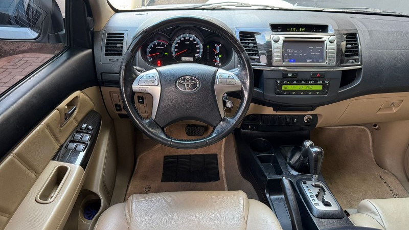 TOYOTA SW4 SRV 4X4 7 LUGARES 3.0 TURBO INTERCOOLER 16V /2015 IDEAL VEÍCULOS LAJEADO / Carros no Vale