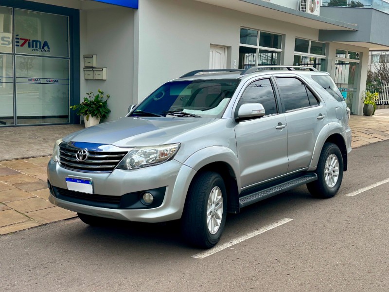 TOYOTA HILUX SW4 2.7 SR 4X2 2014/2015 SÉTIMA VEÍCULOS GUAPORÉ / Carros no Vale