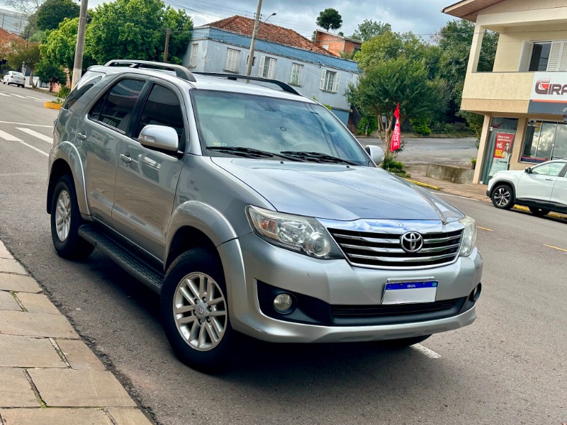 TOYOTA HILUX SW4 2.7 SR 4X2 2014/2015 SÉTIMA VEÍCULOS GUAPORÉ / Carros no Vale