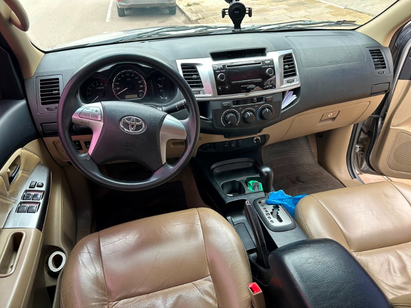 TOYOTA HILUX SW4 2.7 SR 4X2 2014/2015 SÉTIMA VEÍCULOS GUAPORÉ / Carros no Vale