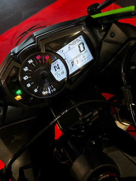 KAWASAKI NINJA ZX 6R 636CC /2022 EXCLUSIVO VEÍCULOS SANTA CRUZ DO SUL / Carros no Vale