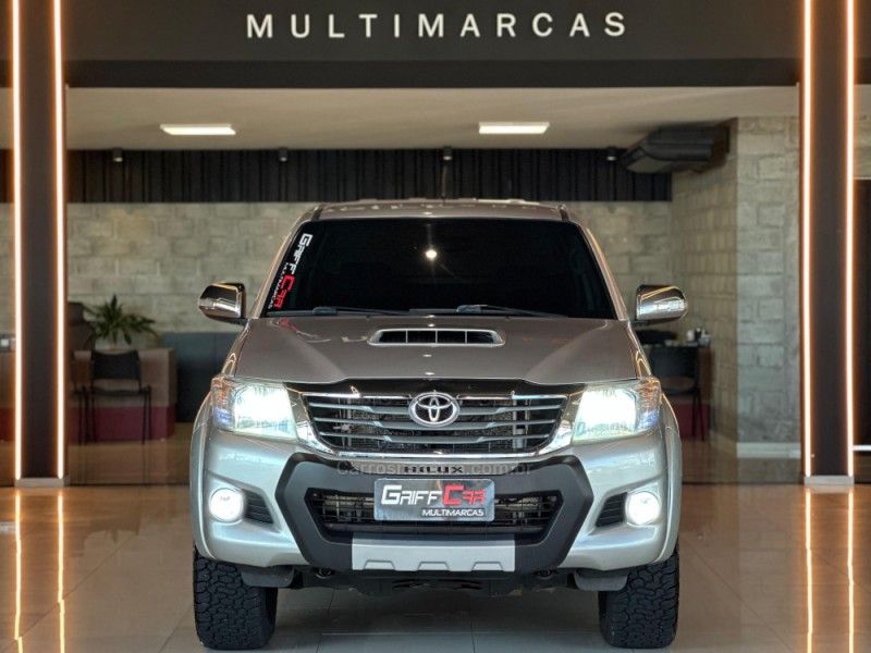 TOYOTA HILUX 3.0 SRV 4X4 CD 16V TURBO INTERCOOLER 2013/2014 GRIFFCAR MULTIMARCAS DOIS IRMÃOS / Carros no Vale