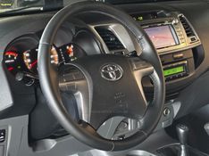 TOYOTA HILUX 3.0 SRV 4X4 CD 16V TURBO INTERCOOLER 2013/2014 GRIFFCAR MULTIMARCAS DOIS IRMÃOS / Carros no Vale