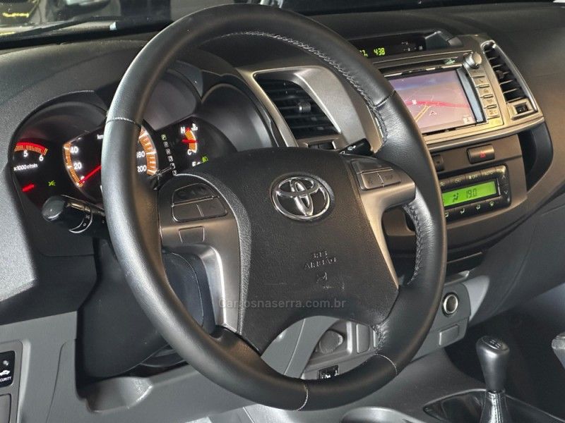 TOYOTA HILUX 3.0 SRV 4X4 CD 16V TURBO INTERCOOLER 2013/2014 GRIFFCAR MULTIMARCAS DOIS IRMÃOS / Carros no Vale