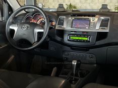 TOYOTA HILUX 3.0 SRV 4X4 CD 16V TURBO INTERCOOLER 2013/2014 GRIFFCAR MULTIMARCAS DOIS IRMÃOS / Carros no Vale