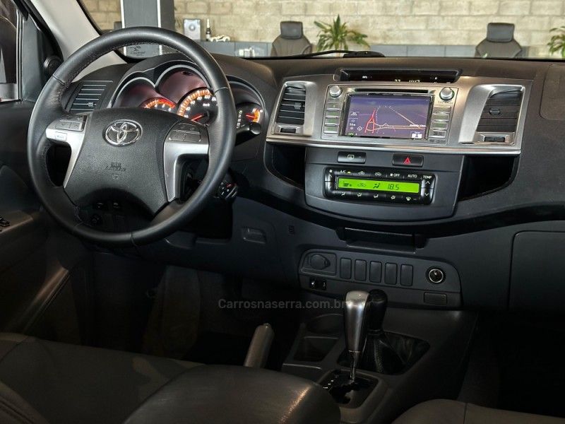 TOYOTA HILUX 3.0 SRV 4X4 CD 16V TURBO INTERCOOLER 2013/2014 GRIFFCAR MULTIMARCAS DOIS IRMÃOS / Carros no Vale