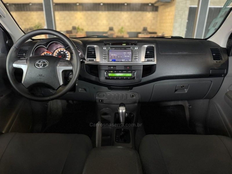 TOYOTA HILUX 3.0 SRV 4X4 CD 16V TURBO INTERCOOLER 2013/2014 GRIFFCAR MULTIMARCAS DOIS IRMÃOS / Carros no Vale