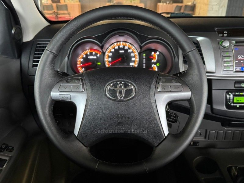 TOYOTA HILUX 3.0 SRV 4X4 CD 16V TURBO INTERCOOLER 2013/2014 GRIFFCAR MULTIMARCAS DOIS IRMÃOS / Carros no Vale