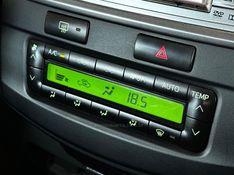 TOYOTA HILUX 3.0 SRV 4X4 CD 16V TURBO INTERCOOLER 2013/2014 GRIFFCAR MULTIMARCAS DOIS IRMÃOS / Carros no Vale