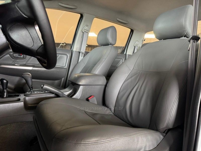 TOYOTA HILUX 3.0 SRV 4X4 CD 16V TURBO INTERCOOLER 2013/2014 GRIFFCAR MULTIMARCAS DOIS IRMÃOS / Carros no Vale