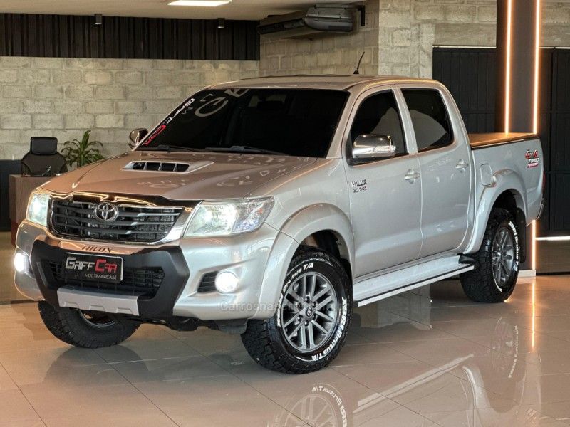 TOYOTA HILUX 3.0 SRV 4X4 CD 16V TURBO INTERCOOLER 2013/2014 GRIFFCAR MULTIMARCAS DOIS IRMÃOS / Carros no Vale