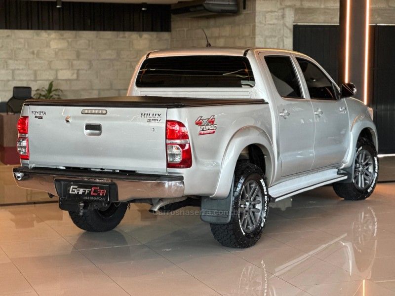 TOYOTA HILUX 3.0 SRV 4X4 CD 16V TURBO INTERCOOLER 2013/2014 GRIFFCAR MULTIMARCAS DOIS IRMÃOS / Carros no Vale