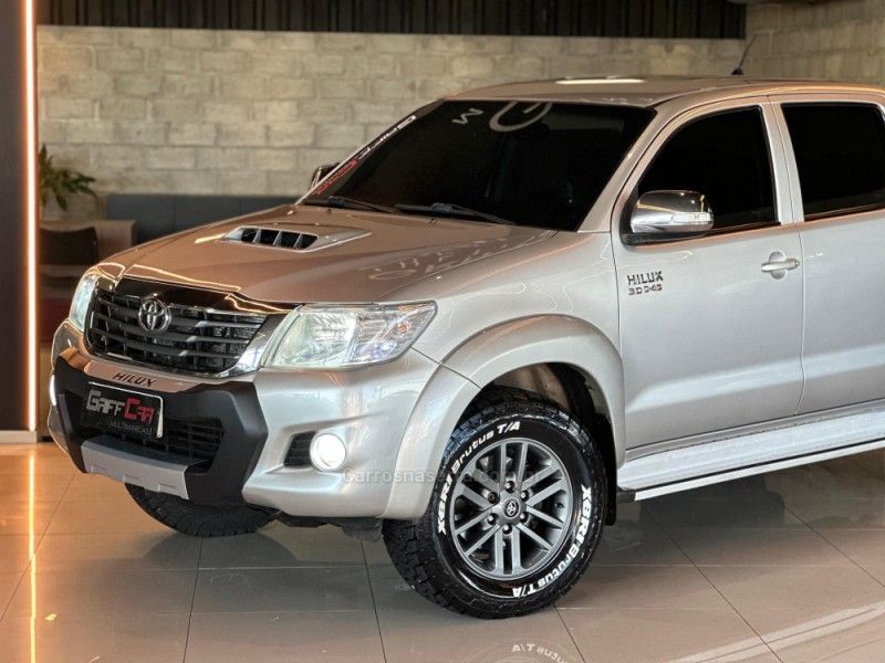 TOYOTA HILUX 3.0 SRV 4X4 CD 16V TURBO INTERCOOLER 2013/2014 GRIFFCAR MULTIMARCAS DOIS IRMÃOS / Carros no Vale