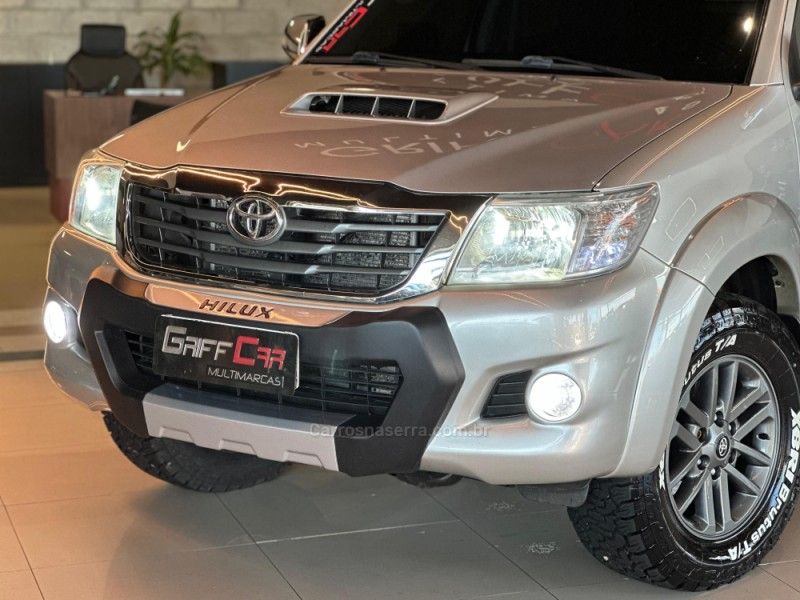 TOYOTA HILUX 3.0 SRV 4X4 CD 16V TURBO INTERCOOLER 2013/2014 GRIFFCAR MULTIMARCAS DOIS IRMÃOS / Carros no Vale
