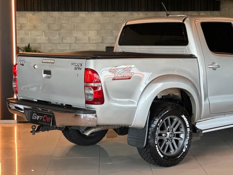 TOYOTA HILUX 3.0 SRV 4X4 CD 16V TURBO INTERCOOLER 2013/2014 GRIFFCAR MULTIMARCAS DOIS IRMÃOS / Carros no Vale