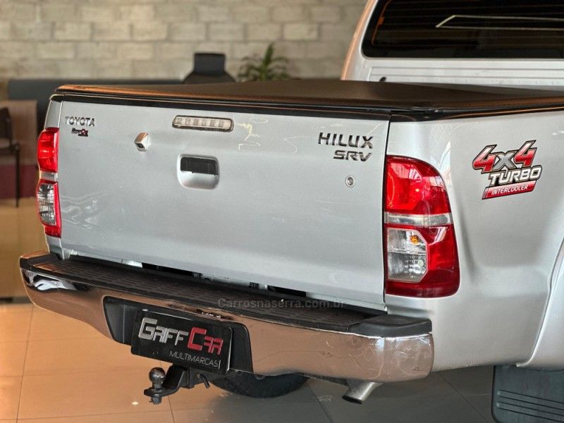 TOYOTA HILUX 3.0 SRV 4X4 CD 16V TURBO INTERCOOLER 2013/2014 GRIFFCAR MULTIMARCAS DOIS IRMÃOS / Carros no Vale
