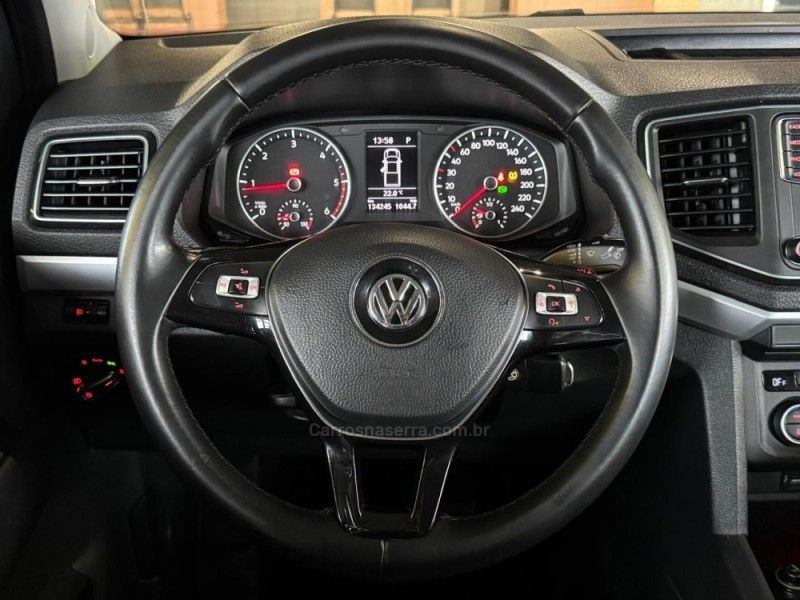 VOLKSWAGEN AMAROK 2.0 HIGHLINE 4X4 CD 16V TURBO INTERCOOLER 2017/2018 GRIFFCAR MULTIMARCAS DOIS IRMÃOS / Carros no Vale
