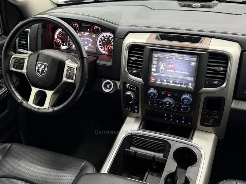 RAM CLASSIC 5.7 LARAMIE V8 HEMI 2022/2022 FOCAR VEÍCULOS CAXIAS DO SUL / Carros no Vale