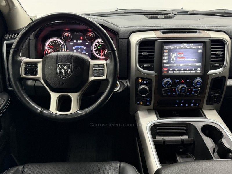 RAM CLASSIC 5.7 LARAMIE V8 HEMI 2022/2022 FOCAR VEÍCULOS CAXIAS DO SUL / Carros no Vale