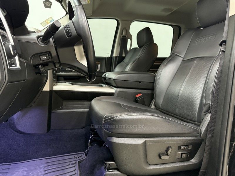 RAM CLASSIC 5.7 LARAMIE V8 HEMI 2022/2022 FOCAR VEÍCULOS CAXIAS DO SUL / Carros no Vale