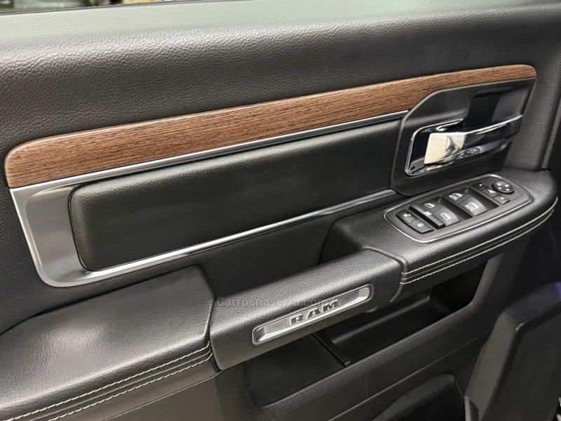RAM CLASSIC 5.7 LARAMIE V8 HEMI 2022/2022 FOCAR VEÍCULOS CAXIAS DO SUL / Carros no Vale