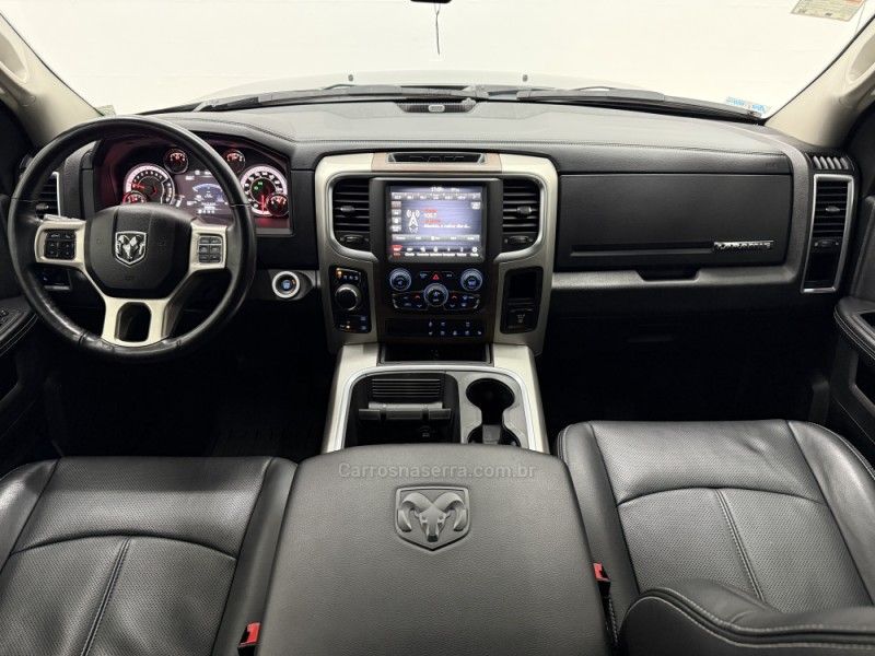 RAM CLASSIC 5.7 LARAMIE V8 HEMI 2022/2022 FOCAR VEÍCULOS CAXIAS DO SUL / Carros no Vale