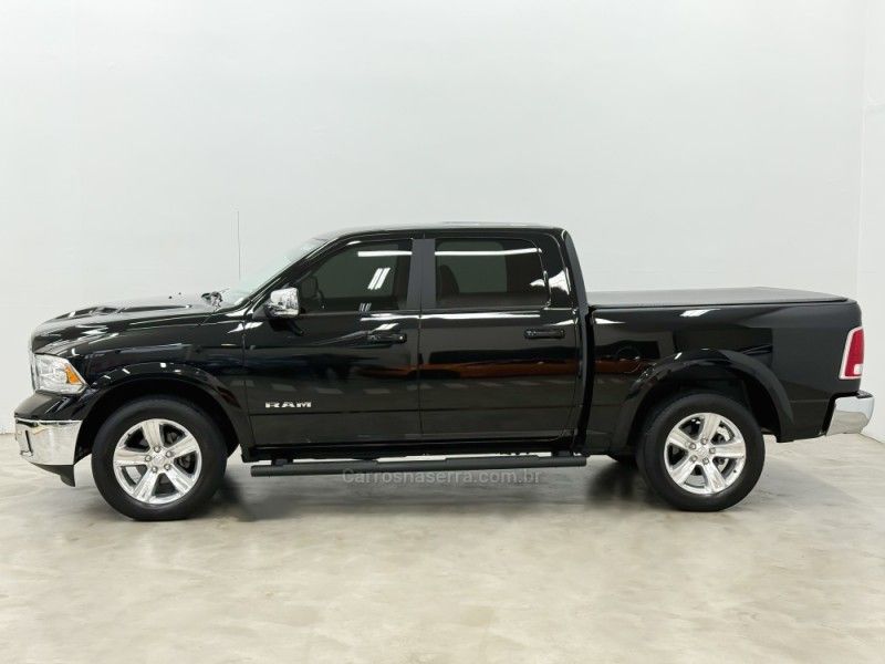 RAM CLASSIC 5.7 LARAMIE V8 HEMI 2022/2022 FOCAR VEÍCULOS CAXIAS DO SUL / Carros no Vale