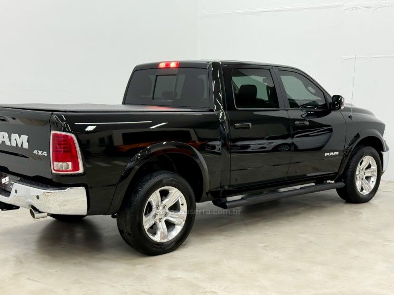 RAM CLASSIC 5.7 LARAMIE V8 HEMI 2022/2022 FOCAR VEÍCULOS CAXIAS DO SUL / Carros no Vale