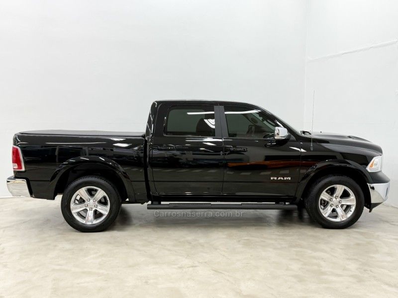 RAM CLASSIC 5.7 LARAMIE V8 HEMI 2022/2022 FOCAR VEÍCULOS CAXIAS DO SUL / Carros no Vale