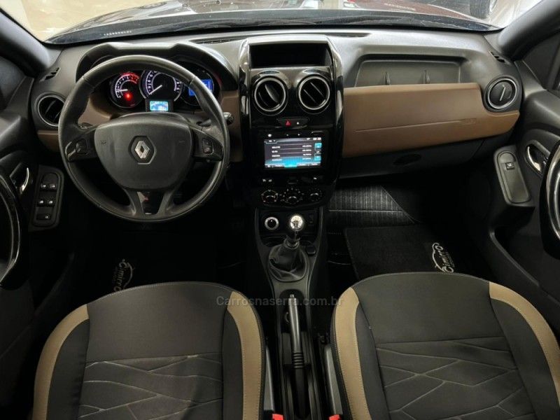 RENAULT DUSTER 2.0 DYNAMIQUE 4X4 16V 2015/2016 CIMIRRO AUTOMÓVEIS TAQUARA / Carros no Vale