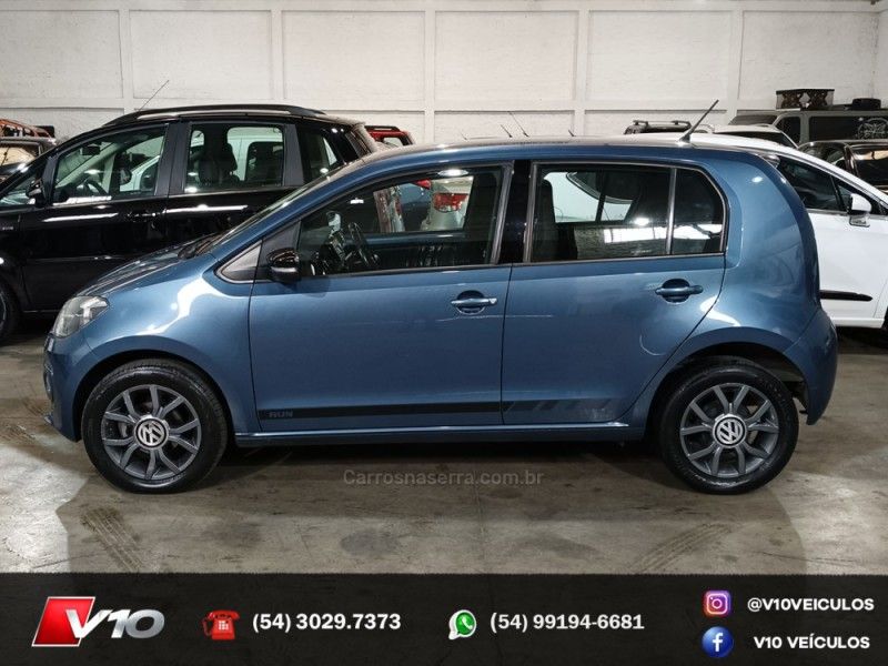 VOLKSWAGEN UP 1.0 MPI RUN UP 12V AUTOMATIZADO 2016/2017 V10 VEÍCULOS CAXIAS DO SUL / Carros no Vale