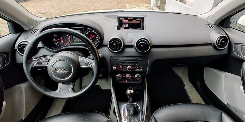 Audi A1 1.4 TFSI 122cv S-tronic 3p 2011/2012 VALE AUTOMÓVEIS LAJEADO / Carros no Vale