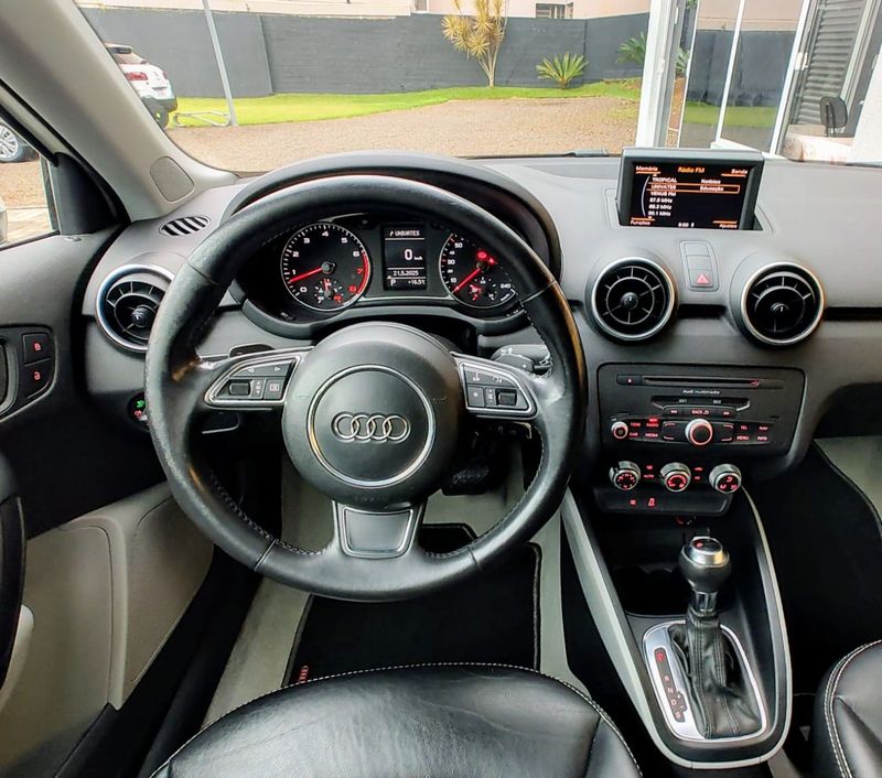 Audi A1 1.4 TFSI 122cv S-tronic 3p 2011/2012 VALE AUTOMÓVEIS LAJEADO / Carros no Vale