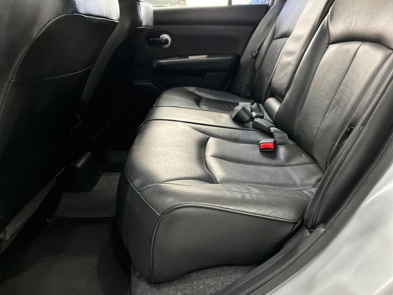 Nissan Tiida 18sl 2011/2012 SIM AUTOMÓVEIS ROLANTE / Carros no Vale