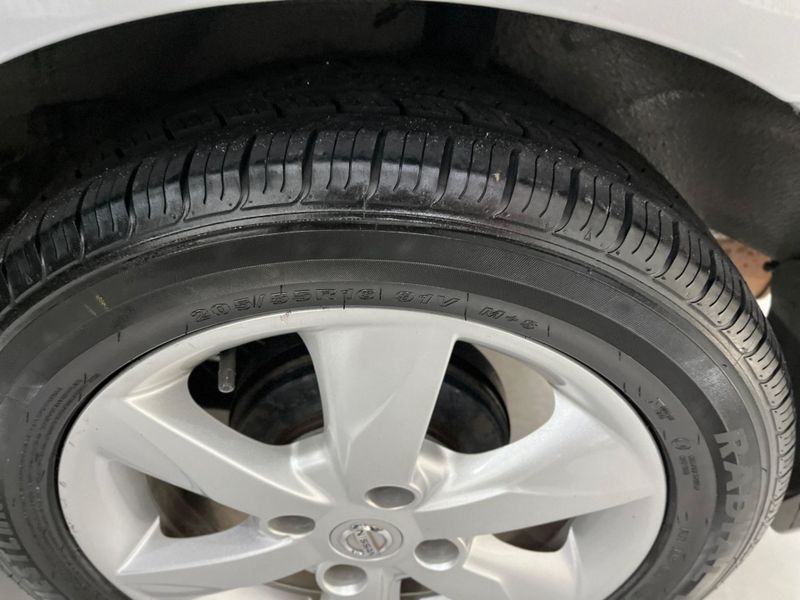 Nissan Tiida 18sl 2011/2012 SIM AUTOMÓVEIS ROLANTE / Carros no Vale