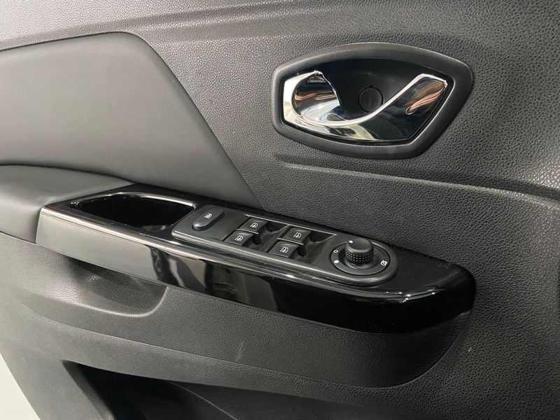 Renault Captur Intense 2.0 16v 2017/2018 SIM AUTOMÓVEIS ROLANTE / Carros no Vale