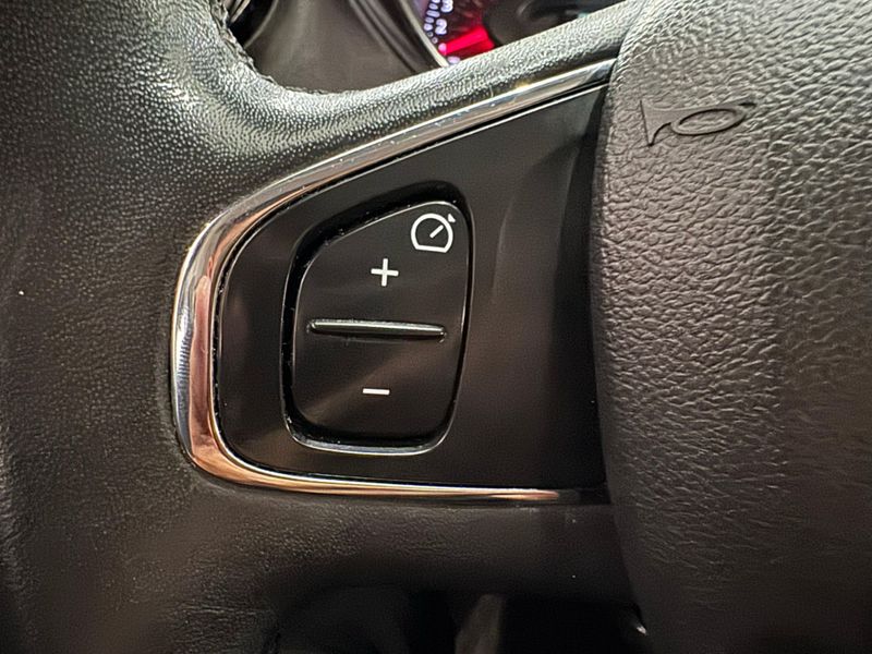 Renault Captur Intense 2.0 16v 2017/2018 SIM AUTOMÓVEIS ROLANTE / Carros no Vale