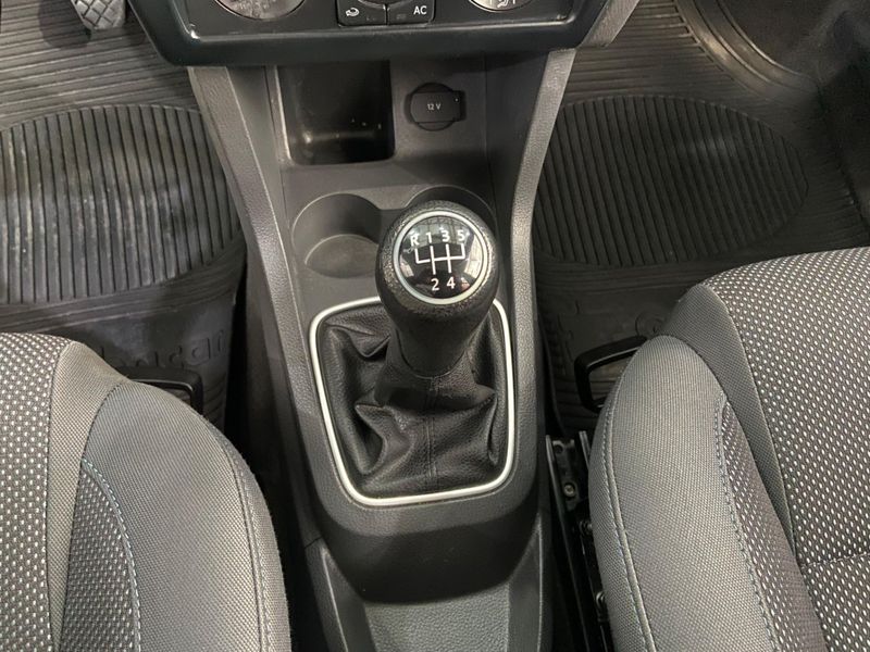 Volkswagen Fox 1.0 Gii 2010/2011 SIM AUTOMÓVEIS ROLANTE / Carros no Vale