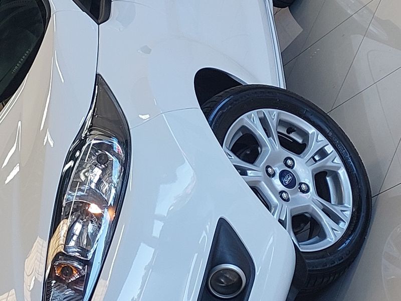 Ford FIESTA 1.6 SEL HATCH 16V FLEX 4P POWERSHIFT 2017/2017 BETIOLO NOVOS E SEMINOVOS LAJEADO / Carros no Vale