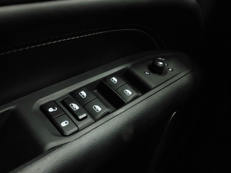 JEEP COMMANDER 1.3 T270 TURBO FLEX LONGITUDE AT6 2024/2025 BETIOLO NOVOS E SEMINOVOS LAJEADO / Carros no Vale