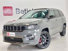JEEP COMMANDER 2.0 HURRICANE 4 TURBO GASOLINA BLACKHAWK AT9 2024/2025 BETIOLO NOVOS E SEMINOVOS LAJEADO / Carros no Vale