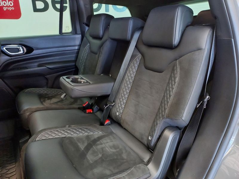 JEEP COMMANDER 2.0 HURRICANE 4 TURBO GASOLINA BLACKHAWK AT9 2024/2025 BETIOLO NOVOS E SEMINOVOS LAJEADO / Carros no Vale