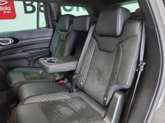 JEEP COMMANDER 2.0 HURRICANE 4 TURBO GASOLINA BLACKHAWK AT9 2024/2025 BETIOLO NOVOS E SEMINOVOS LAJEADO / Carros no Vale