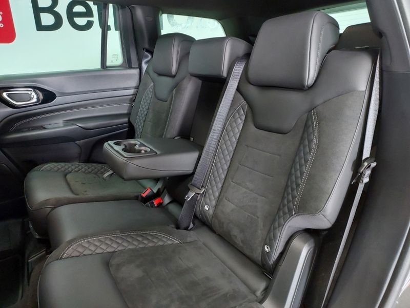 JEEP COMMANDER 2.0 HURRICANE 4 TURBO GASOLINA BLACKHAWK AT9 2024/2025 BETIOLO NOVOS E SEMINOVOS LAJEADO / Carros no Vale