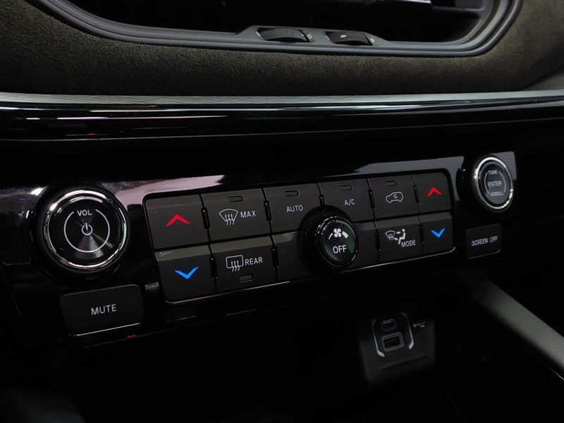 JEEP COMMANDER 2.0 HURRICANE 4 TURBO GASOLINA BLACKHAWK AT9 2024/2025 BETIOLO NOVOS E SEMINOVOS LAJEADO / Carros no Vale