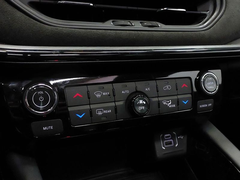 JEEP COMMANDER 2.0 HURRICANE 4 TURBO GASOLINA BLACKHAWK AT9 2024/2025 BETIOLO NOVOS E SEMINOVOS LAJEADO / Carros no Vale