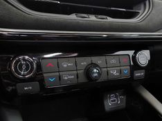 JEEP COMMANDER 2.0 HURRICANE 4 TURBO GASOLINA BLACKHAWK AT9 2024/2025 BETIOLO NOVOS E SEMINOVOS LAJEADO / Carros no Vale