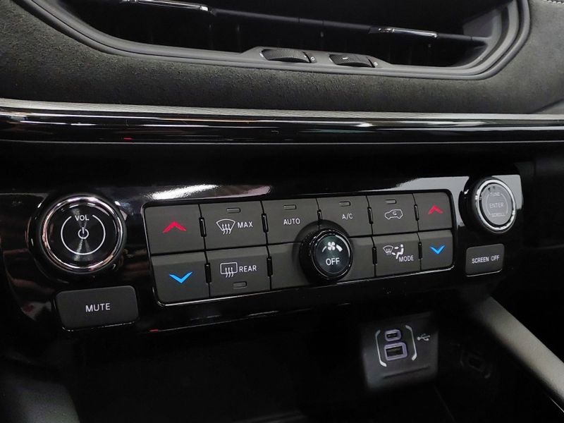 JEEP COMMANDER 2.0 HURRICANE 4 TURBO GASOLINA BLACKHAWK AT9 2024/2025 BETIOLO NOVOS E SEMINOVOS LAJEADO / Carros no Vale